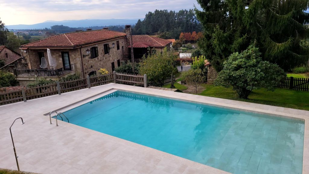 Piscina de la casa rural Casa de Casal, en Galicia